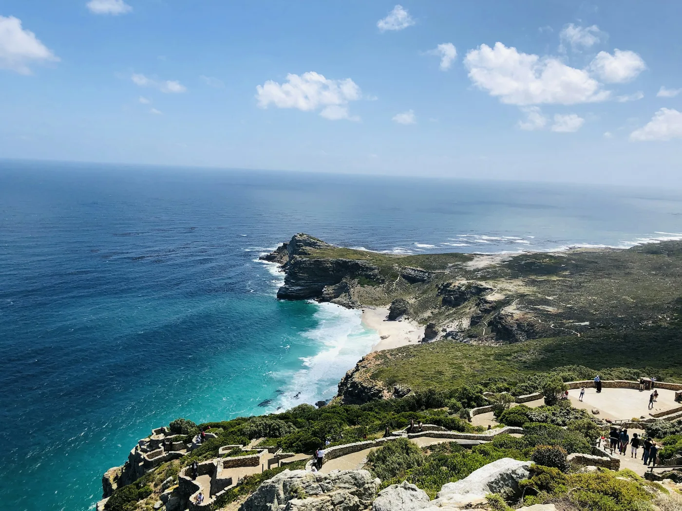 Útesy a maják Cape Point nad oceánem