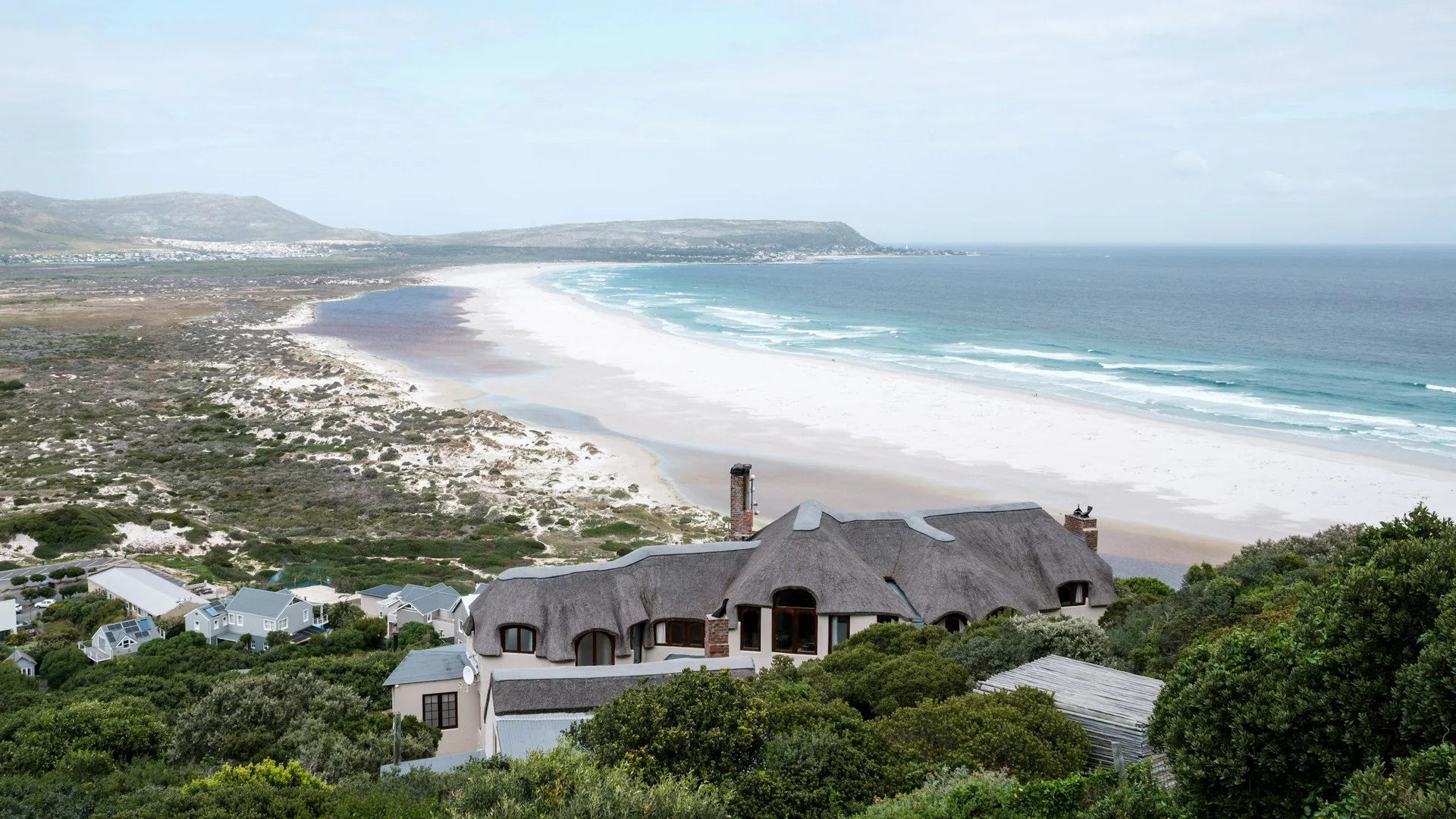 Drsné pobřeží poloostrova Cape Peninsula, kde se setkává s oceánem u Cape Point, Jižní Afrika